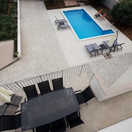 Villa Milutin 1 *