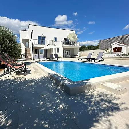 Vila Milutin 1 *